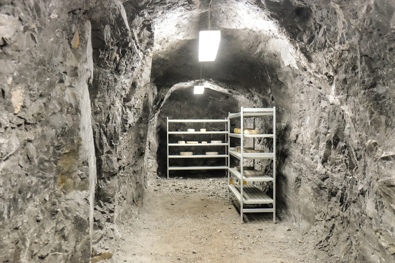 Ol Minadur in stagionatura all'interno della miniera - Foto di Lara Abrati